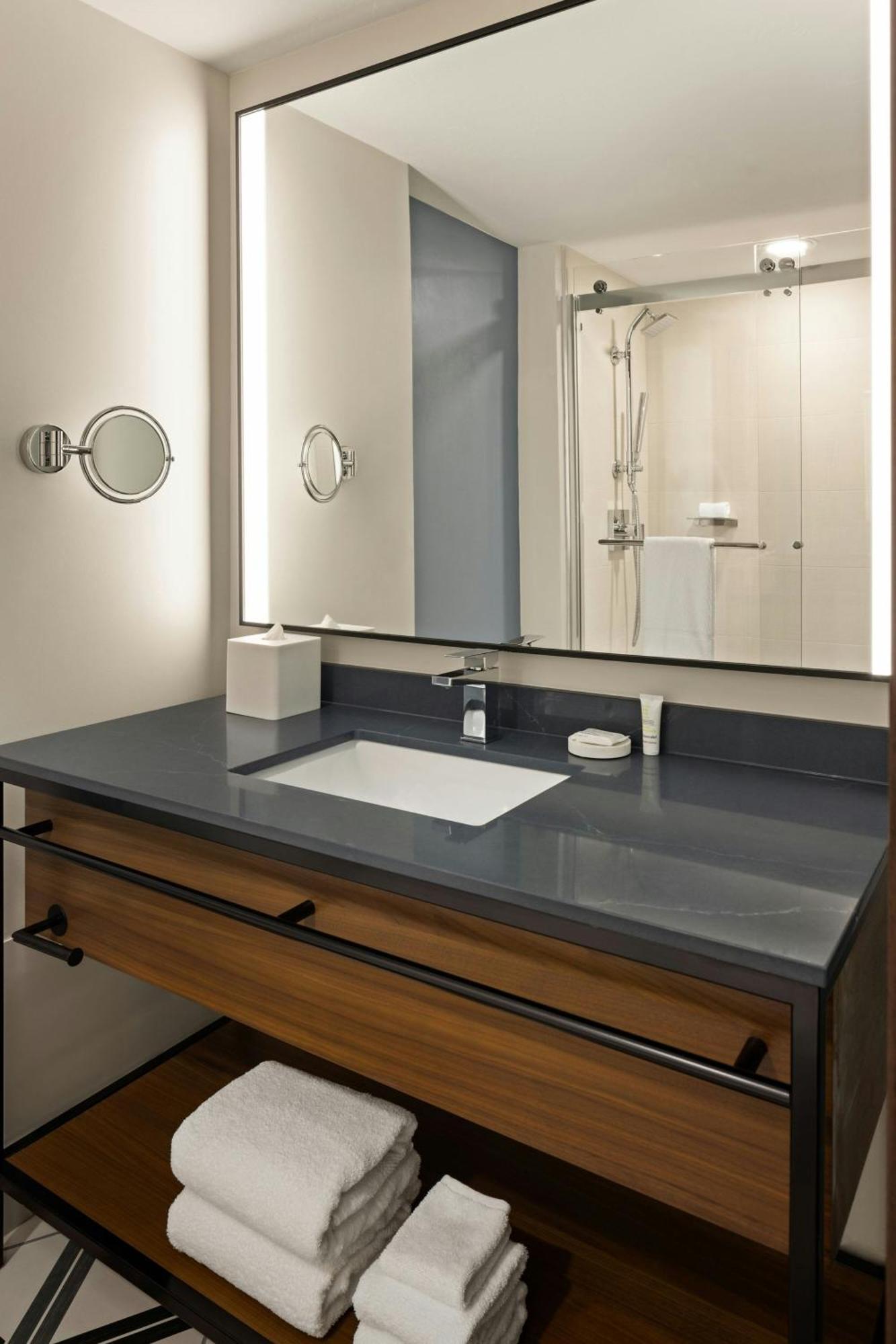 Oshkosh Marriott Waterfront Hotel & Convention Center Ngoại thất bức ảnh