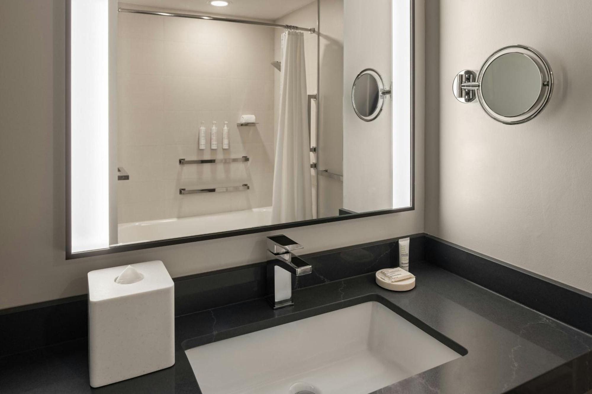 Oshkosh Marriott Waterfront Hotel & Convention Center Ngoại thất bức ảnh